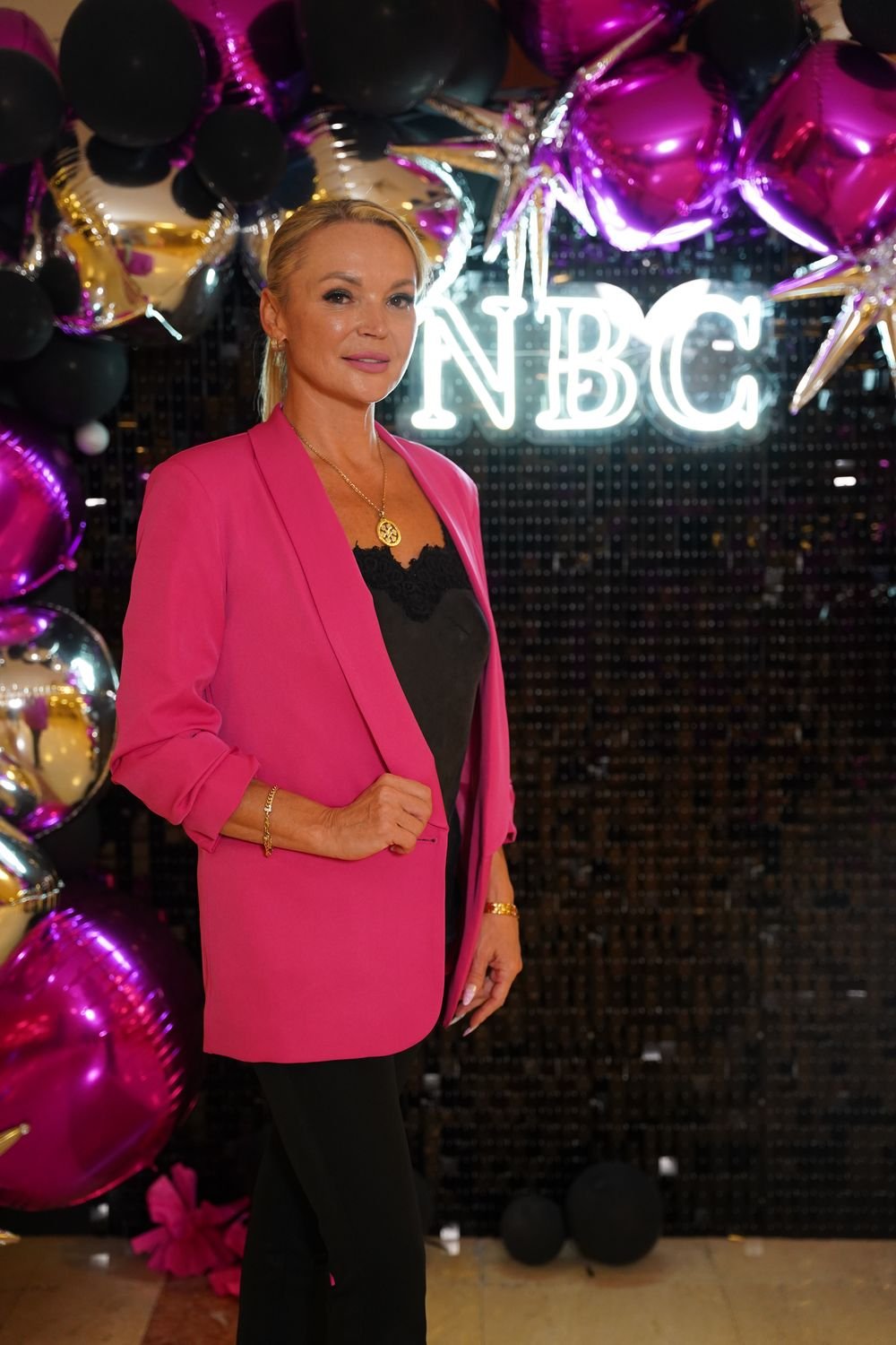 NBC dekoru önünde